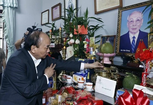 Presidente vietnamita realiza visita previa al Tet a familiares de difuntos lideres del Partido y del Estado hinh anh 1