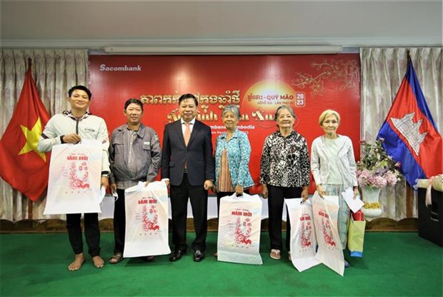 Embajada de Vietnam en Camboya obsequia regalos a hogares pobres hinh anh 1