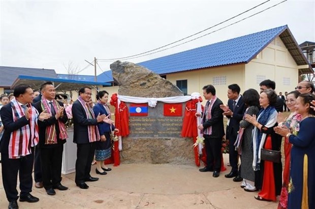 Vietnam entrega obra de escuela secundaria a Laos hinh anh 1
