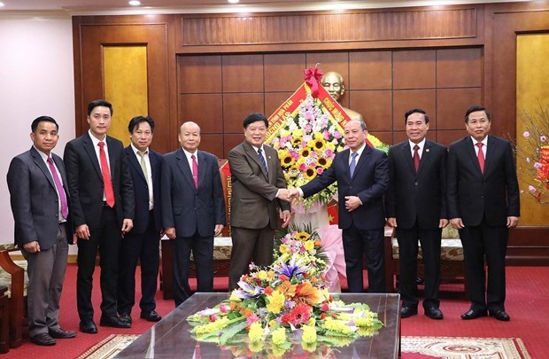 Provincia laosiana ofrece saludos de Tet a su similar vietnamita de Hoa Binh hinh anh 1