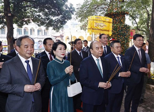 Presidente y vietnamitas en Ultramar ofrecen inciensos en Ciudadela Imperial de Thang Long-Hanoi hinh anh 1