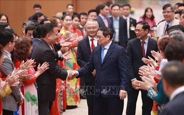 Premier pide esfuerzos de vietnamitas en Ultramar para acercar a Vietnam al mundo hinh anh 1