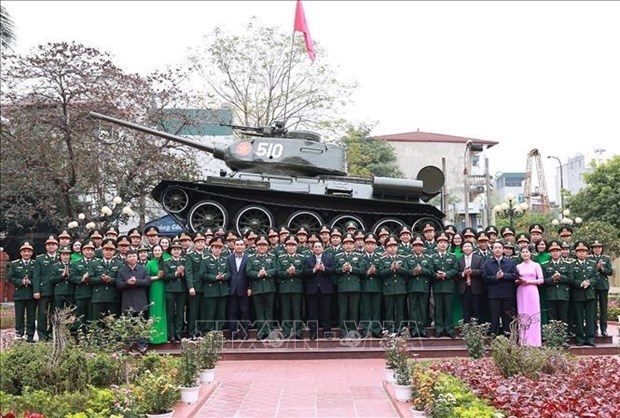 Primer ministro visita unidades de seguridad publica y ejercito con motivo del Tet hinh anh 1