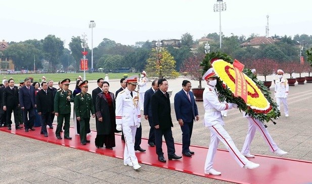 Dirigentes del Partido y Estado rinden homenaje al Presidente Ho Chi Minh hinh anh 3