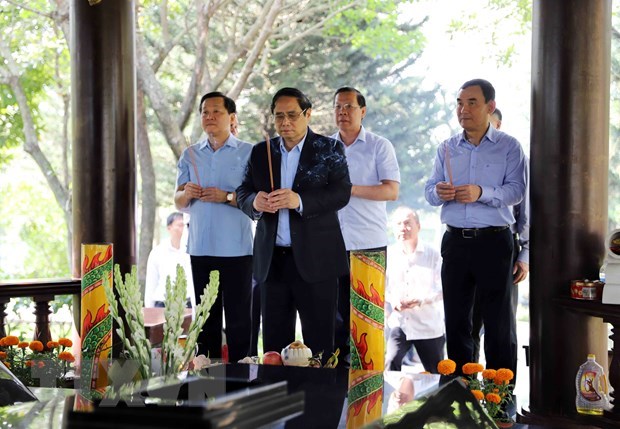 Primer ministro de Vietnam rinde homenaje a difuntos dirigentes del Gobierno hinh anh 1