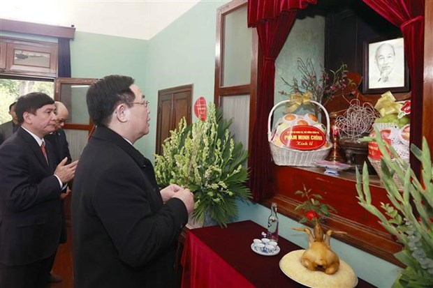 Presidente del Parlamento de Vietnam rinde tributo al Presidente Ho Chi Minh hinh anh 1