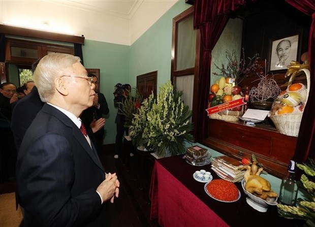 Maximo dirigente del PCV ofrece inciensos en homenaje al Presidente Ho Chi Minh hinh anh 1