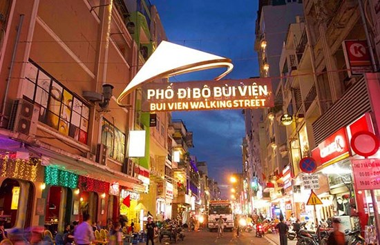 Calle de Bui Vien en Ciudad Ho Chi Minh, destino indispensable para mochileros hinh anh 1