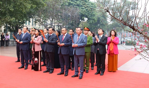 Autoridades de Hanoi rinden homenaje a antepasados y Presidente Ho Chi Minh hinh anh 1