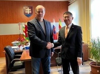 Embajador vietnamita visita ciudad de Horne Saliby en Eslovaquia hinh anh 1