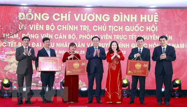 Dirigente legislativo vietnamita envia saludos del Tet a dos medios de comunicacion hinh anh 1