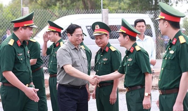 Premier vietnamita revisa obras claves infraestructurales en delta del Mekong hinh anh 1