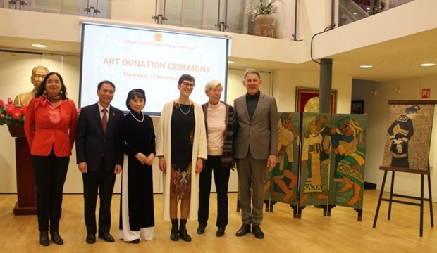 Exdiplomatica holandesa dona pinturas a museo vietnamita hinh anh 1