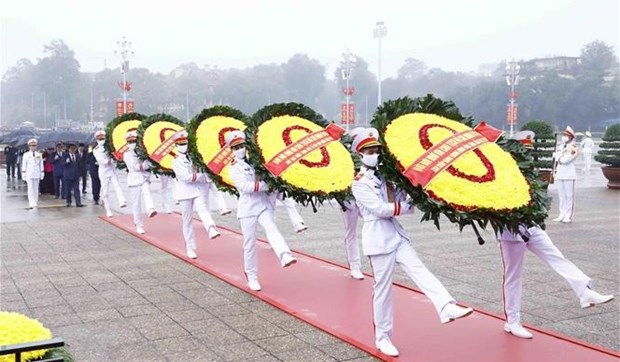 Dirigentes del Partido y Estado rinden homenaje al Presidente Ho Chi Minh hinh anh 1