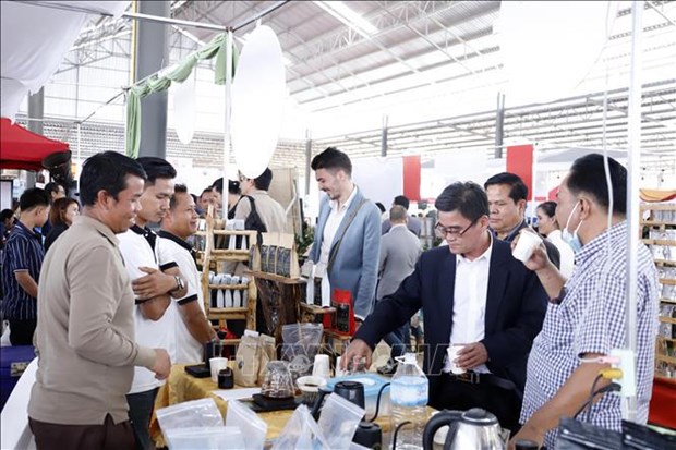 Vietnam asiste al festival del cafe de Bolaven de Laos hinh anh 1