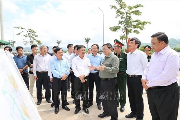 Premier de Vietnam inspecciona calidad de obras infraestructurales de Binh Dinh hinh anh 3