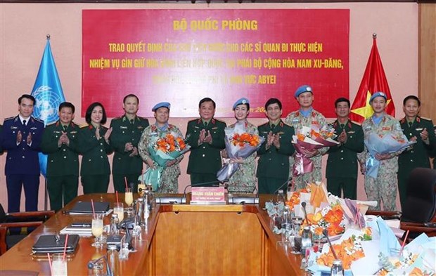 Entregan decision a oficiales vietnamitas para participar en operaciones de paz de ONU hinh anh 1