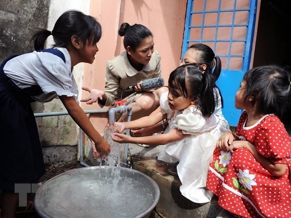 Brindaran agua potable a 63 mil habitantes rurales de provincia vietnamita hinh anh 1