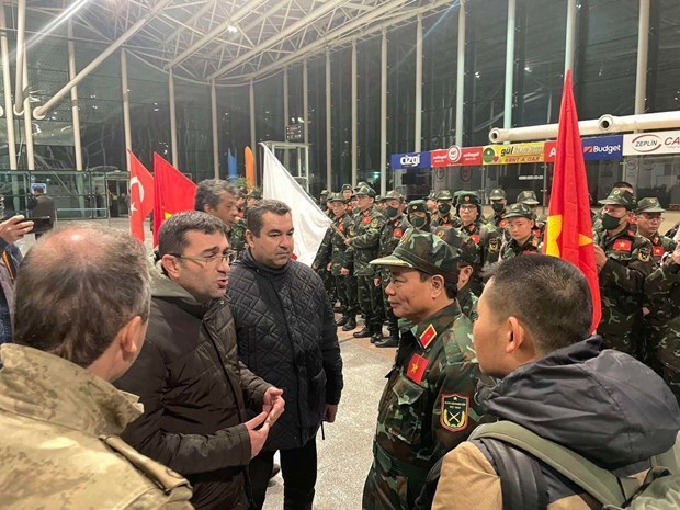 Rescatistas militares vietnamitas se unen a la busqueda de victimas del terremoto en Turquia hinh anh 1