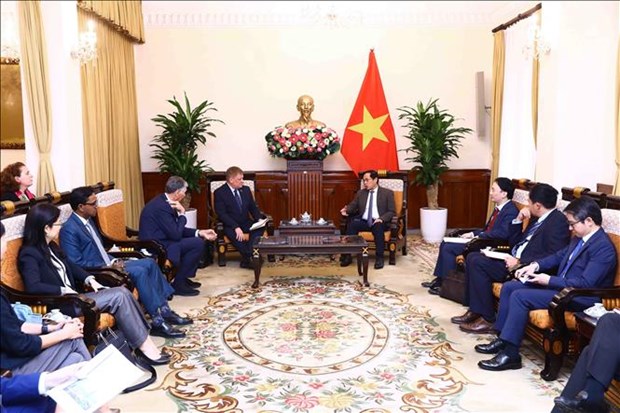 Canciller vietnamita promete apoyo a nexos comerciales y de inversiones con UE hinh anh 1