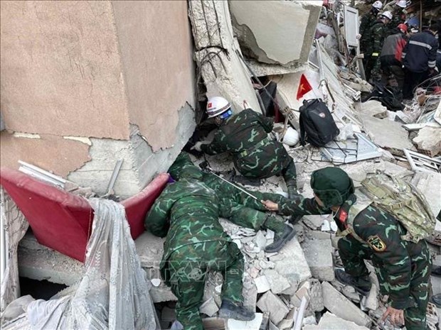 Embajadas vietnamitas continuan apoyando esfuerzos de rescate en Turquia y Siria hinh anh 1