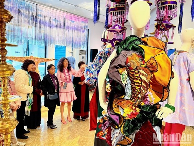 Moda contemporanea honra la identidad cultural vietnamita hinh anh 1