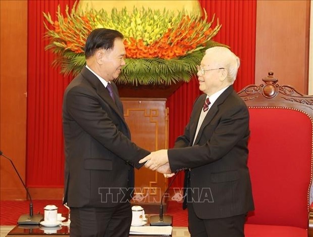 Maximo dirigente del PCV recibe a delegacion partidista de Laos hinh anh 1