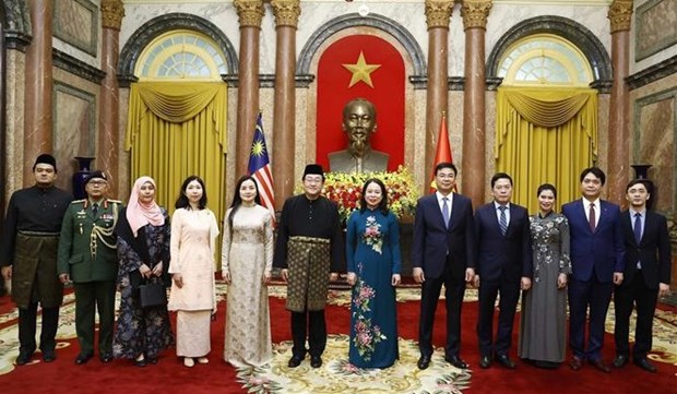 Presidenta interina vietnamita recibe a embajadores de Suiza, Malasia y Camboya hinh anh 2