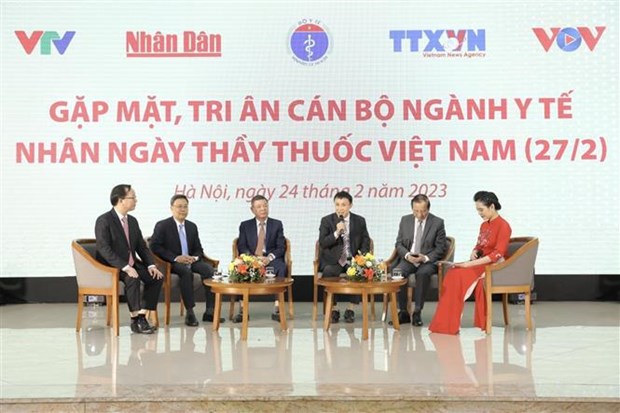 Organos periodisticos de Vietnam resaltan esfuerzos del personal de salud hinh anh 1