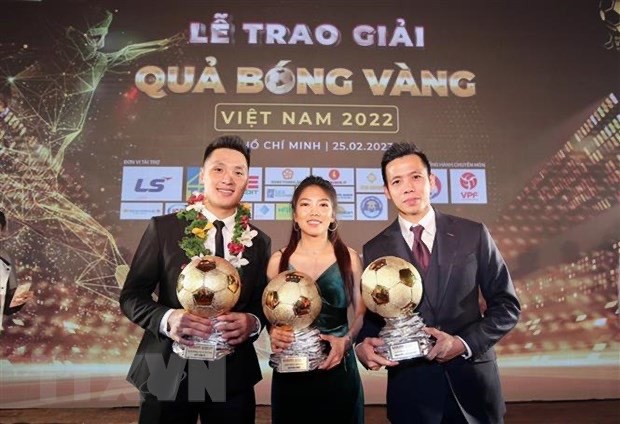 Delanteros Nguyen Van Quyet y Huynh Nhu ganan Balon de Oro de Vietnam 2022 hinh anh 1