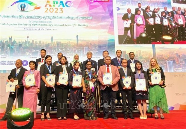 Medico vietnamita honrado con premio de Asia – Pacifico por sus aportes a prevencion de ceguera hinh anh 1