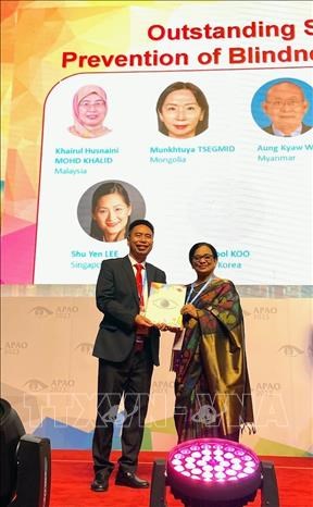 Medico vietnamita honrado con premio de Asia – Pacifico por sus aportes a prevencion de ceguera hinh anh 2