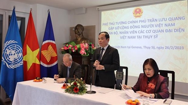 Viceprimer ministro de Vietnam se reune con compatriotas en Suiza hinh anh 1