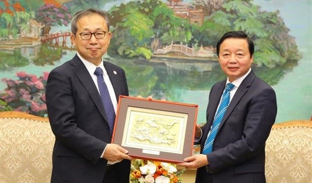 Vietnam dispuesto a cooperar con Japon para implementar compromisos y metas globales hinh anh 2