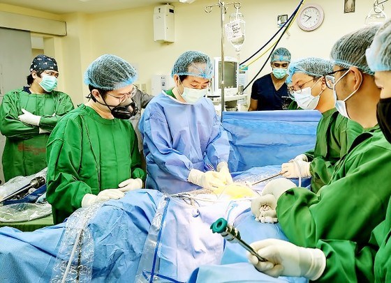 Vietnam trasfiere tecnicas de cirugia robotica a Filipinas hinh anh 1