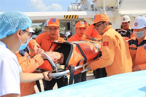 Rescatan a tripulante extranjero con ataque cardiaco en aguas vietnamitas hinh anh 1