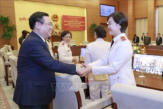 Maximo dirigente legislativo vietnamita enaltece aportes de mujeres policiacas hinh anh 3
