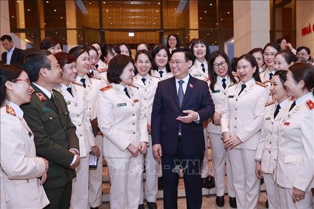 Maximo dirigente legislativo vietnamita enaltece aportes de mujeres policiacas hinh anh 1