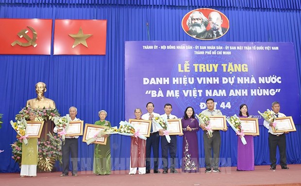Efectuan acto de entrega de titulo postumo “Madres Heroinas” en Vietnam hinh anh 1