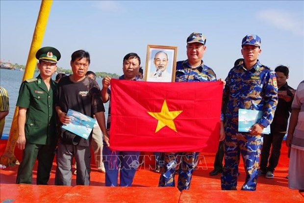 Provincia vietnamita determina poner fin a la pesca ilegal hinh anh 1