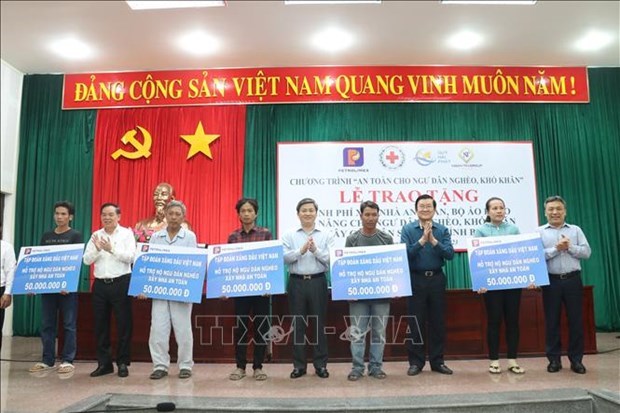 Empresas apoyan a pescadores vietnamitas a traves de Cruz Roja hinh anh 1