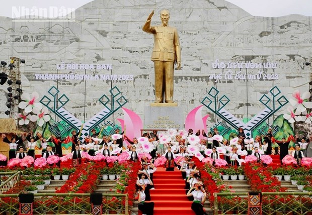 Emocionante festival de Hoa Ban en ciudad vietnamita hinh anh 1