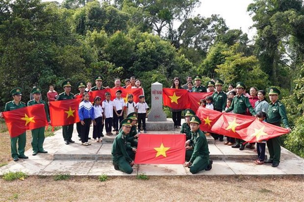 Entregan 10 mil banderas nacionales a provincia de Dak Nong hinh anh 1