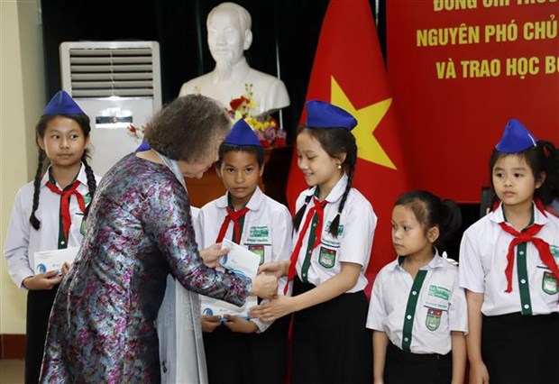 Otorgan becas para estudiantes vietnamitas con dificultades en Laos hinh anh 1