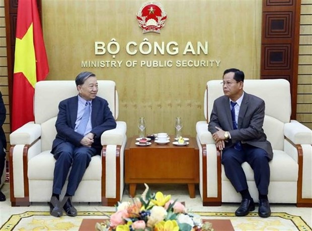 Promueven cooperacion entre fuerzas de seguridad de Vietnam y Laos hinh anh 1