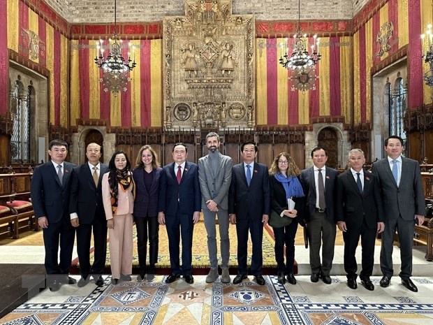 Vicepresidente del Parlamento vietnamita visita Barcelona hinh anh 1
