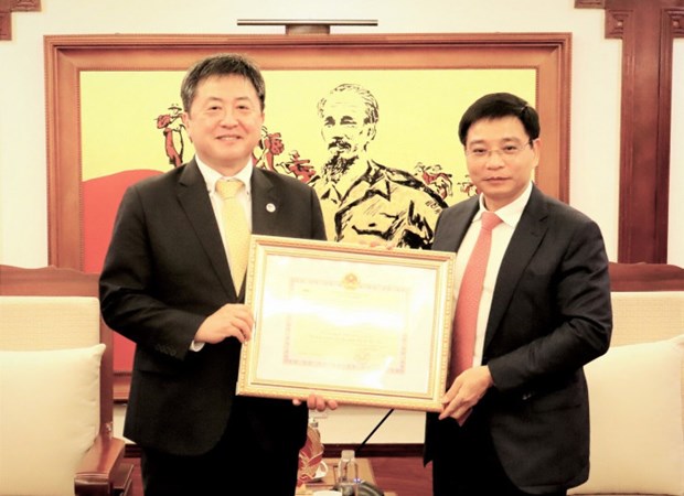 Entregan Orden por el desarrollo del transporte de Vietnam a especialista japones hinh anh 1