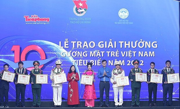 Honran a jovenes vietnamitas destacados en 2022 hinh anh 1