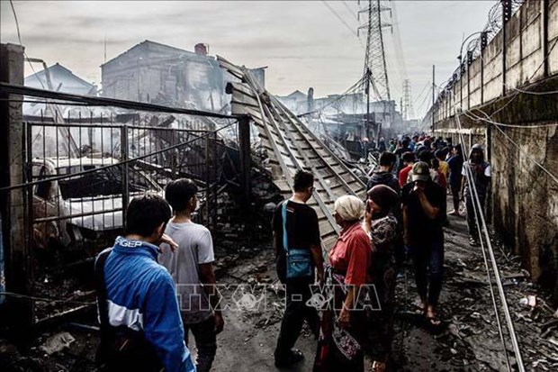 Indonesia: Numero de muertos en incendio del deposito de combustible aumenta a 33 hinh anh 1