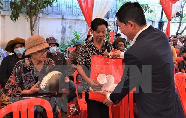 Viettel Global entrega regalos a la comunidad de origen vietnamita en Camboya hinh anh 1